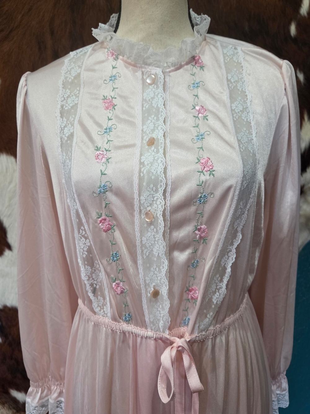 Vintage-Inspired Pink Embroidered Long Nightgown - Picture 2 of 10